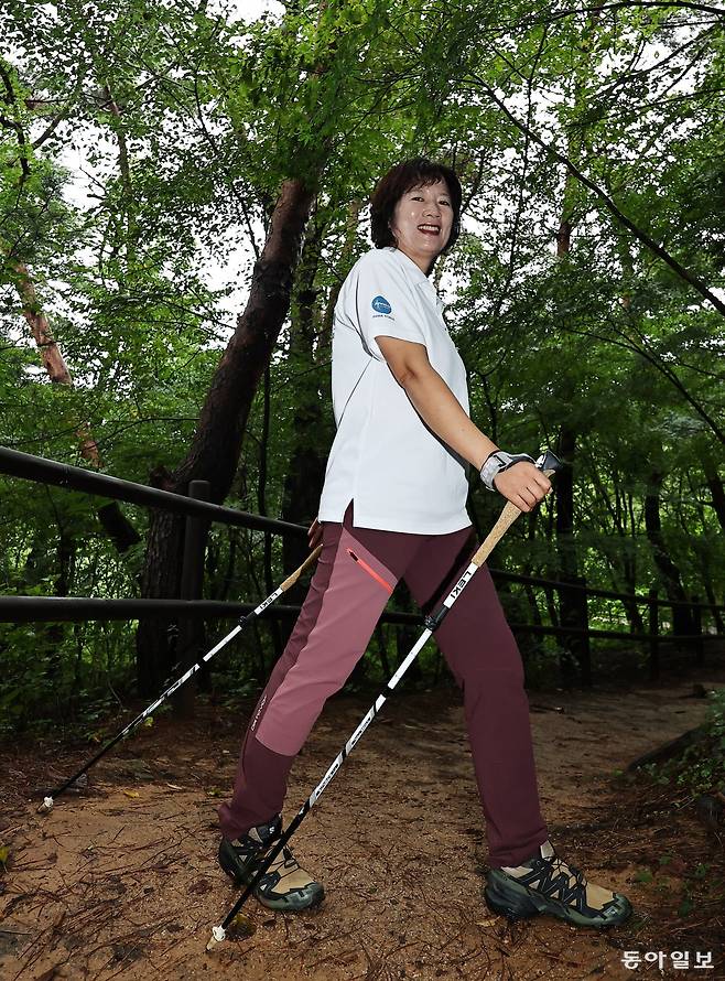 곽정순 씨 가 서울 은평구 북한산 자락에서 즐거운 표정으로 노르딕워킹을 하고 있다. 2023년 성인병 위험군 진단을 받고 노르딕워킹을 시작한 그는 1년 도 안 돼 체중 20kg을 감량했다. 지금은 지도자로 노르딕워킹을 전파하고 있다. 양회성 기자 yohan@donga.com