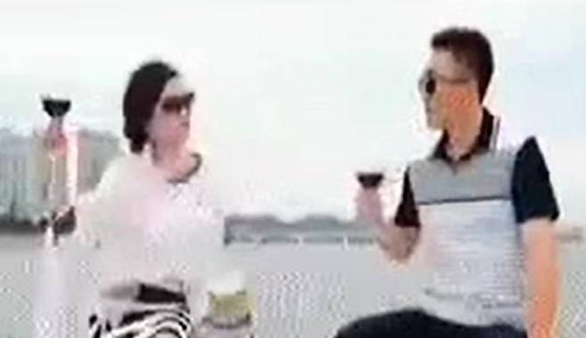 북한 내부 영상에서 가련한 자들이라고 비판받은 신혼 부부. 북한 내부에서 상영되는 동영상을 다시 휴대전화 카메라로 촬영했기에 화질이 좋지는 않다. 동아일보 DB