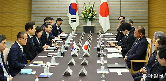 이재명 대통령이 23일 일본 도쿄 나가타초 총리관저에서 열린 이시바 시게루 일본 총리와의 한일정상회담에서 발언하고 있다.  도쿄=송은석 기자 silverstone@donga.com