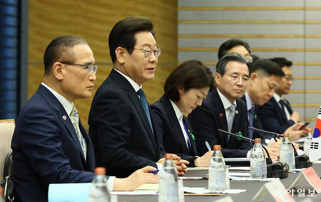 이재명 대통령이 23일 일본 도쿄 나가타초 총리관저에서 열린 이시바 시게루 일본 총리와의 한일정상회담에서 발언하고 있다.  도쿄=송은석 기자 silverstone@donga.com