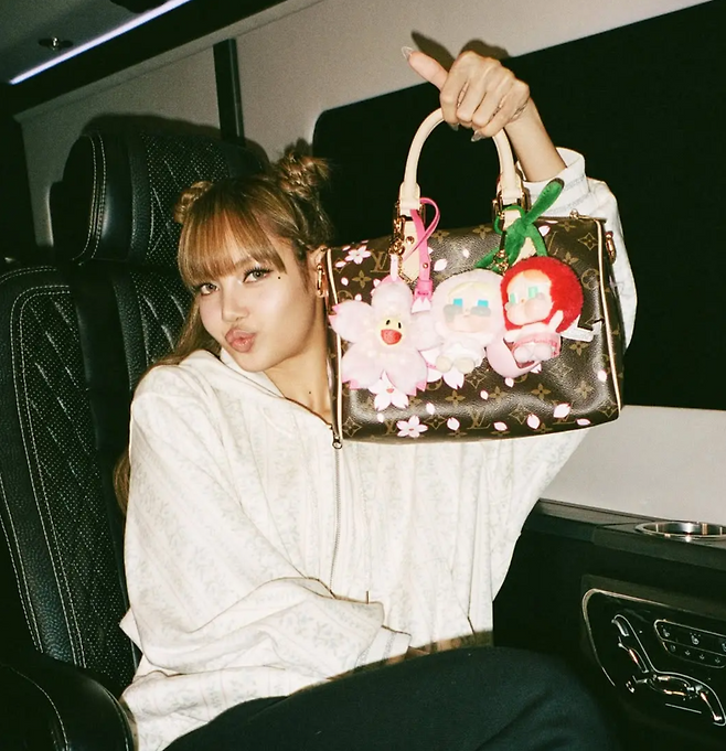 블랙핑크 리사가 크라이 베이비를 단 가방을 들어보이고 있다. 리사 인스타그램 갈무리
