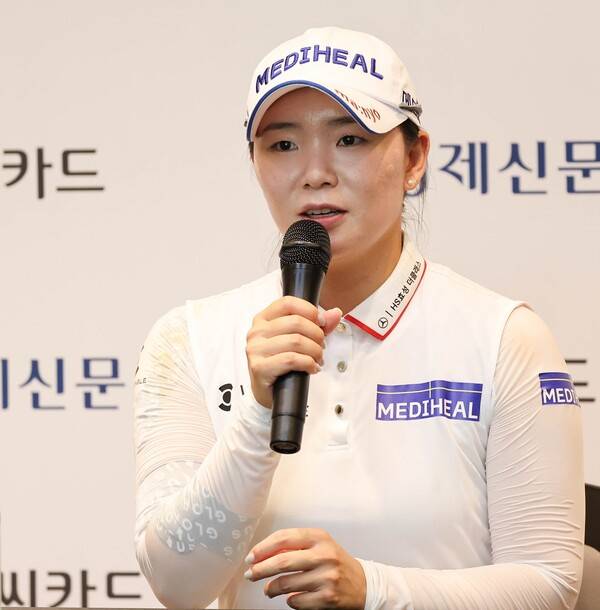 박현경, 홍정민, 이예원, 방신실, 이가영, 정윤지, 배소현, 박혜준, 고지원, 유현조, 박지영, 김다나, 황유민, 김민솔, 박민지, 장하나, 김수지, 노승희 프로 등이 출전하는 2025년 한국여자프로골프(KLPGA) 투어 BC카드·한경 레이디스컵에 출전한 이다연 프로가 2라운드에서 인터뷰하는 모습이다. 사진제공=KLPGA