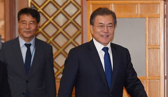 2018년 4월18일 장하성 청와대 정책실장(왼쪽)이 청와대에서 열린 반부패정책협의회 회의장에 문재인 대통령과 함께 입장하고 있다. 공동취재사진