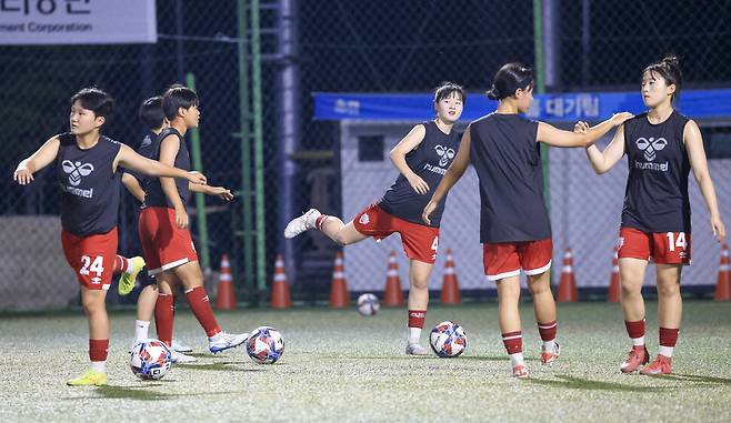 2025년 8월1일 경남 창녕스포츠파크 축구경기장에서 인천디자인고 학생들이 몸을 풀고 있다. 창녕(경남)=김진수 기자