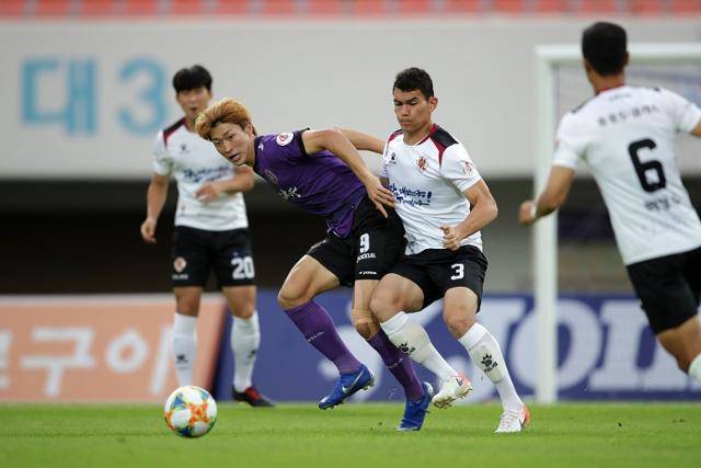 2019년 7월 FC안양 시절 조규성(왼쪽 두 번째)이 상대와 볼 다툼을 벌이고 있다. 한국프로축구연맹 제공