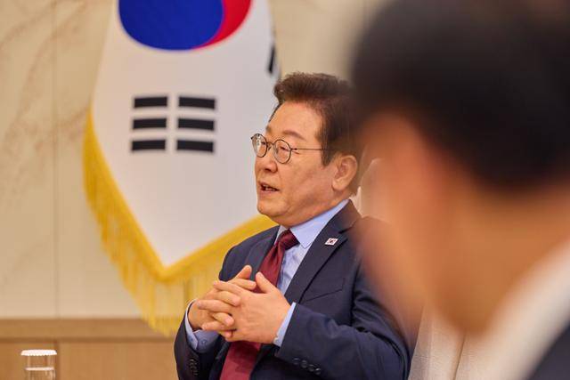 이재명 대통령이 지난 19일 서울 용산 대통령실 청사에서 오이카와 쇼이치 일본 요미우리신문그룹 대표와 인터뷰하고 있다. 연합뉴스