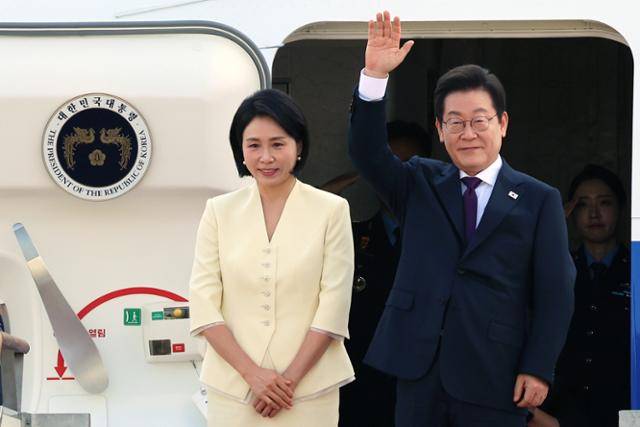 이재명 대통령과 부인 김혜경 여사가 일본·미국 정상과 순차 정상회담 참석을 위해 23일 경기 성남 서울공항을 통해 출국하며 인사하고 있다. 뉴스1