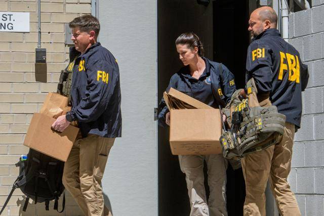 미 연방수사국(FBI) 요원들이 22일 워싱턴에 있는 존 볼턴 전 백악관 국가안전보장회의(NSC) 보좌관 사무실을 압수수색해 상자를 옮기고 있다. 워싱턴=AP 뉴시스