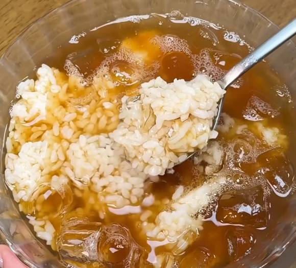 일본의 오챠즈케, 한국의 숭늉 맛과 비슷하다는 평도 더러 있다. 사진은 밥메리카노. [사진=유튜브 @캐치스피드]