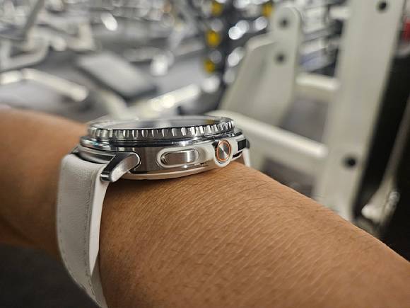 갤럭시워치8 클래식은 견고한 메탈 케이스에 돌출된 회전 베젤이 조작성을 높였다. [사진=설재윤 기자]