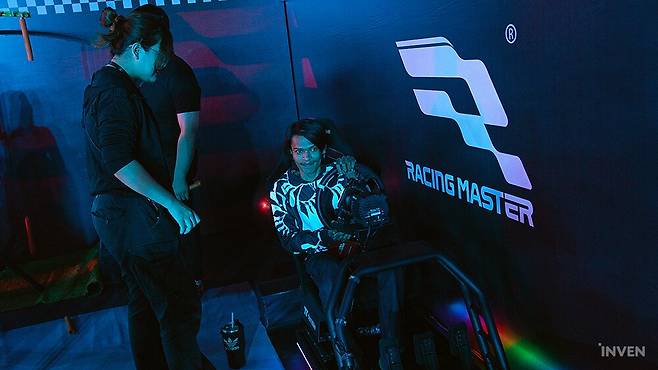 ▲ 스티어링 휠을 돌리면서 근력 운동도 해봅니다