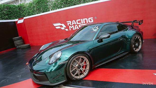 ▲ 멋지다는 말 외에는 표현이 안되는 멋진 슈퍼카