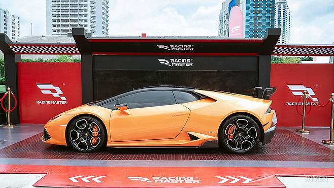 ▲ 무더운 날씨지만 쉽게 발걸음을 돌릴 수 없는