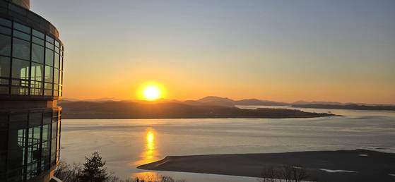 경기 파주 오두산통일전망대에서 보이는 일몰 풍경. 사진 오두산통일전망대