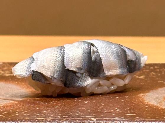 일본에서는 전어를 초밥으로 즐긴다. 5㎝ 이하의 전어를 서너 장 겹쳐 올려 만든 전어 초밥. [사진 박상현]