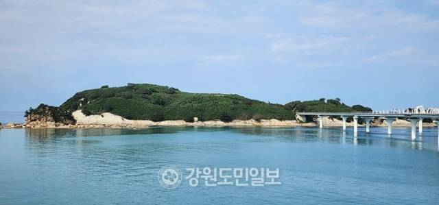 ▲ 송지호 대섬으로 하는 중간에서 보면 대섬이 마치 두 손을 모으고 누운 형상을 하고 있어, 지역에서는 고려시대 항몽 유적과 연계해 ‘와불’로 불리곤 한다.
