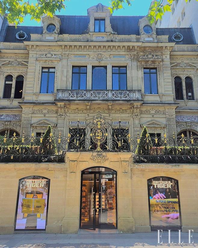 프랑스 파리 샹젤리에 거리에 문을 연 오니츠카 타이거 매장.