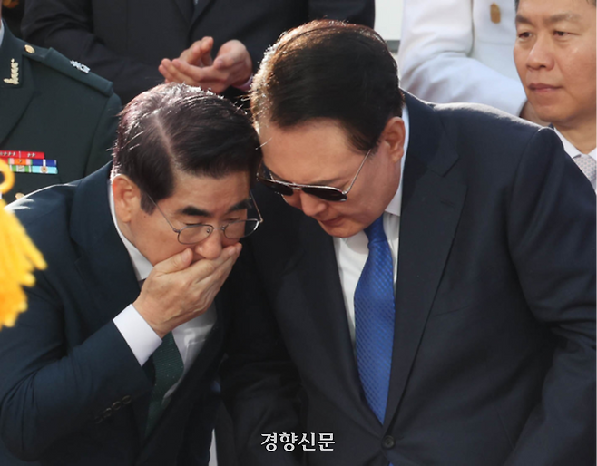 지난해 10월1일 서울 광화문에서 열린 제76주년 국군의 날 시가행진 행사에서 윤석열 전 대통령이 김용현 전 국방부 장관의 이야기를 듣고 있다. 대통령실사진기자단