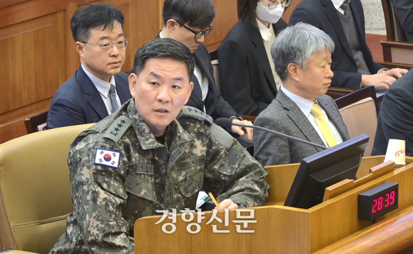이진우 전 육군 수도방위사령관이 지난 2월4일 서울 종로구 헌법재판소에서 열린 윤석열 대통령 탄핵심판 5차 변론기일에 증인으로 출석해 발언하고 있다. 헌법재판소 제공