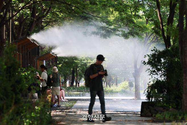 서울 성동구 서울숲에 쿨링포그가 나오고 있다.