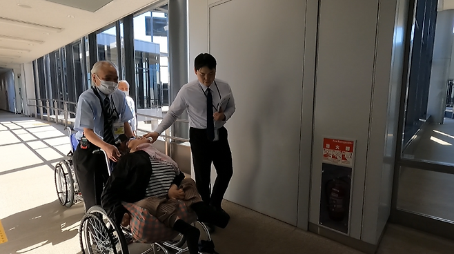 이수미 서울장애인차별철폐연대 개인대의원이 기내용 휠체어로 이동하는 모습. 사진=전국장애인차별철폐연대