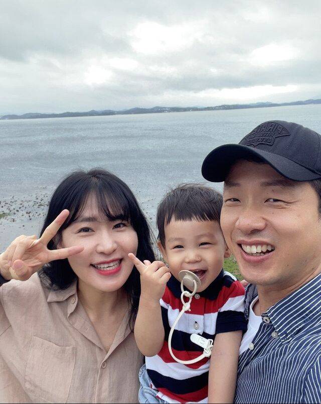 정형태 기유리 부부가 아들 우혁이와 함께 지난 6월 경남 사천의 한 해변에서 가족사진을 찍고 있다.   부부 제공