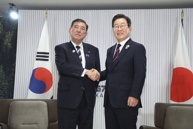 이재명 대통령과 이시바 시게루 일본 총리가 지난 6월 17일(현지시간) 캐나다 앨버타주 카나나스키스에서 열린 주요 7개국(G7) 정상회의를 계기로 가진 정상회담에서 손을 맞잡고 있다. AP뉴시스