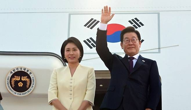 이재명 대통령 부부, 일본·미국 방문 출발 인사 / 사진=연합뉴스