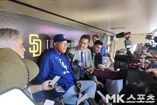 로버츠 감독이 인터뷰를 갖고 있다. 사진(美 샌디에이고)= 김재호 특파원