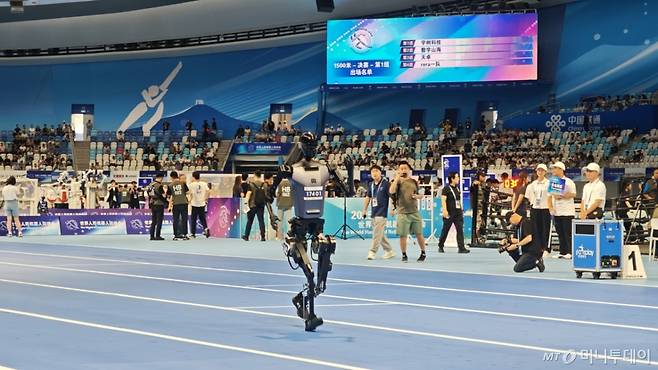 로봇 톈궁이 15일 중국 베이징에서 열린 세계 휴머노이드 로봇 운동회에서 1500m 달리기 경기에 참가하고 있다. /사진=뉴스1