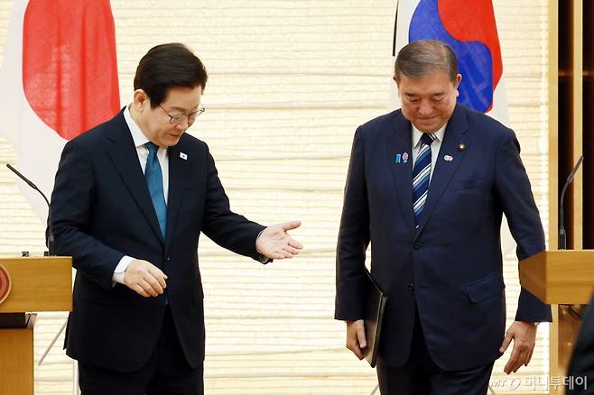 [도쿄=뉴시스] 고범준 기자 = 이재명 대통령과 이시바 시게루 일본 총리가 23일(현지 시간) 일본 도쿄 총리 관저에서 한일 공동언론발표를 마친 뒤 이동하고 있다. 2025.08.23. bjko@newsis.com /사진=고범준