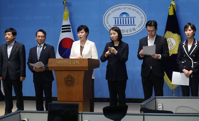 전현희 더불어민주당 정치테러대책위원회 위원장이 지난 13일 오전 서울 여의도 국회 소통관에서 열린 민주당 정치테러대책위원회 기자회견에서 발언을 하고 있다. 전 위원장은 '이재명 대표 살해 미수사건'에 대한 재수사와 '테러'지정을 촉구했다. /사진=뉴시스
