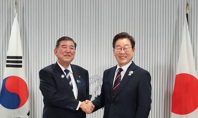 이재명(오른쪽) 대통령과 이시바 시게루 일본 총리. 연합뉴스