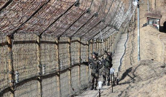 경기 연천군 육군 제 25보병사단에서 상승대대 장병들이 철책을 점검하고 있다. 사진은 기사와 무관. 뉴시스