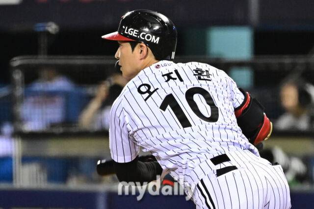 19일 서울 잠실야구장에서 열린 '2025 신한 SOL BANK KBO리그' 롯데 자이언츠와 LG 트윈스 경기. LG 오지환이 4회말 2사 1루에 1타점 적시 2루타를 치고 있다./마이데일리