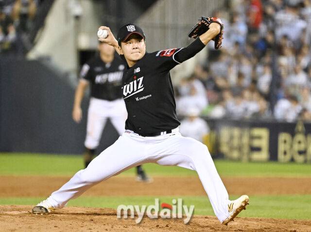 23일 오후 서울 잠실야구장에서 진행된 '2025 프로야구 KBO리그' 두산베어스와 KT위즈의 경기. KT 손동현이 역투하고 있다./잠실 = 송일섭 기자