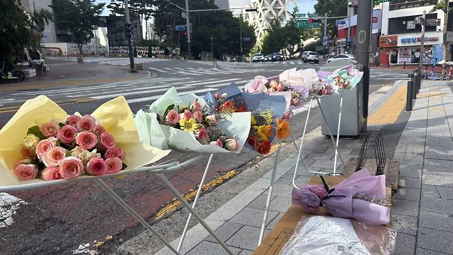 22일 오전 서울 마포구 홍익대학교 정문 앞 설치된 꽃 판매대. 박연수 기자