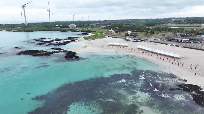 제주도 내 일부 해수욕장이 조기 개장한 지난달 24일 오전 제주시 구좌읍 김녕해수욕장이 한산한 모습이다.[연합]