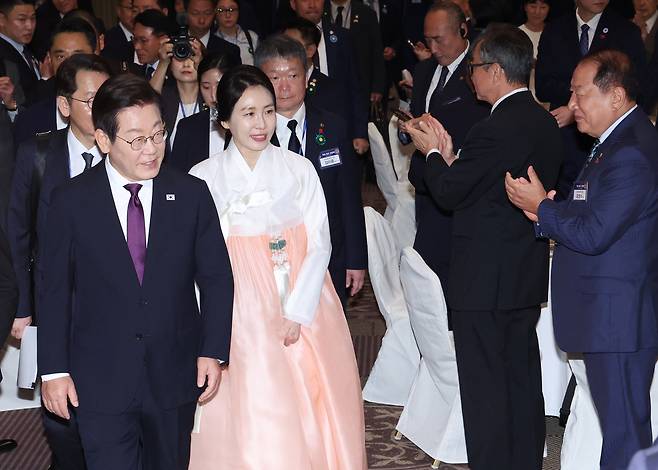 이재명 대통령과 김혜경 여사가 23일 일본 도쿄의 한 호텔에서 열린 재일동포 오찬 간담회에 입장하고 있다. [연합]