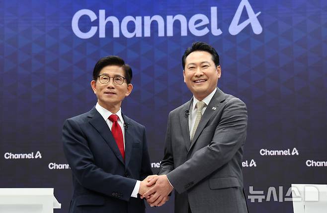 [서울=뉴시스] 국회사진기자단 = 국민의힘 당 대표 선거 결선에 진출한 김문수, 장동혁 후보가 23일 오후 서울 채널A 광화문 스튜디오에서 열린 방송토론에 앞서  악수를 하고 있다.  국민의힘은 24일부터 이틀동안 진행되는 당원 투표와 여론 조사를 거쳐, 26일 최종 당대표를 선출한다. 2025.08.23. photo@newsis.com