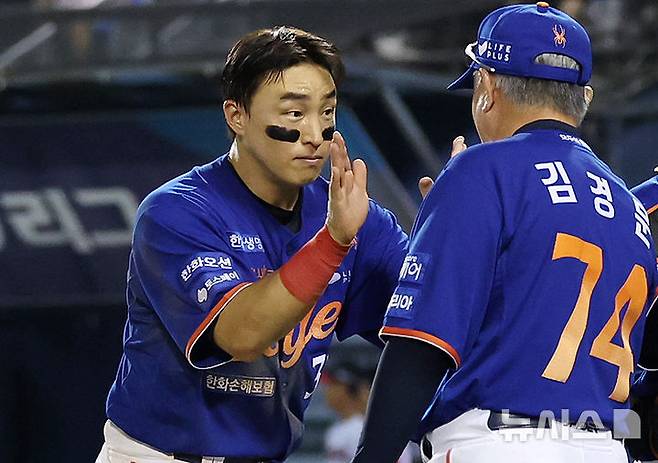 [서울=뉴시스] 조성우 기자 = 10일 오후 서울 송파구 잠실야구장에서 열린 2025 KBO리그 한화 이글스와 LG 트윈스의 경기, 한화 손아섭이 LG에 5-4 승리를 거둔 뒤 김경문 감독과 하이파이브하고 있다. 2025.08.10. xconfind@newsis.com