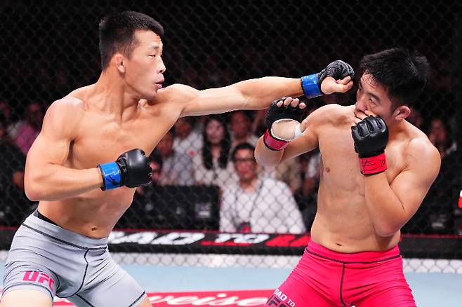 김상욱(사진 왼쪽)의 공격 장면. UFC 제공