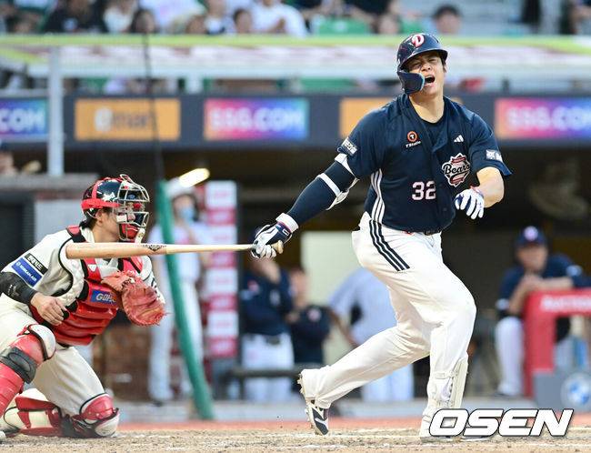 [OSEN=인천, 김성락 기자] 20일 인천 SSG랜더스필드에서 ‘2025 신한 SOL Bank KBO리그’ SSG 랜더스와 두산 베어스의 경기가 열렸다.SSG는 김광현, 두산은 곽빈을 선발로 내세웠다.6회초 2사 2, 3루 두산 김재환이 헛스윙 삼진아웃되고 있다.  2025.07.20 / ksl0919@osen.co.kr