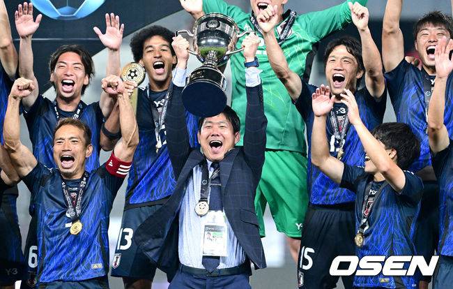 [OSEN=용인, 최규한 기자] 한국축구가 일본에 사상 첫 3연패를 당했다.&nbsp;홍명보 감독이 이끄는 남자축구대표팀은 15일 오후 용인 미르스타디움에서 열린 2025 동아시아축구연맹(EAFF) E-1 챔피언십(동아시안컵) 3차전에서 숙적 일본에게 0-1로 패해 우승컵 탈환에 실패했다.&nbsp;우승을 거머쥔 일본 모리야스 하지메 감독이 트로피를 들어올리며 선수들과 환호하고 있다. 2025.07.15 / dreamer@osen.co.kr