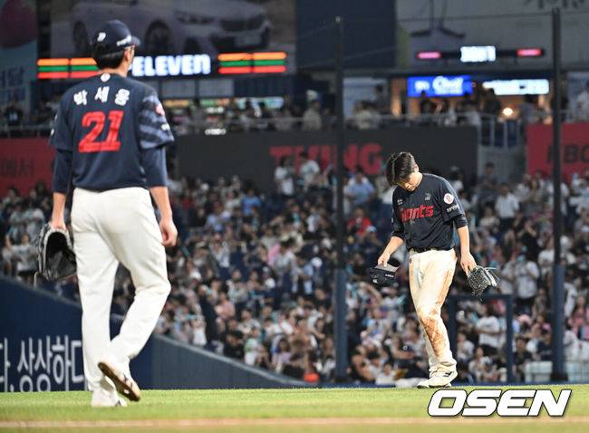 [OSEN=창원, 이석우 기자] 22일 창원NC파크에서 2025 신한 SOL 뱅크 KBO 리그 NC 다이노스와 롯데 자이언츠의 경기가 열렸다. 홈팀 NC는 신민혁이, 방문팀 롯데는 박세웅이 선발 출전했다. 롯데 자이언츠 박찬형이 3회말 2사 만루 NC 다이노스 데이비슨의 타구를 잡지 못하고 2실점하고 있다. 2025.08.22 / foto0307@osen.co.kr