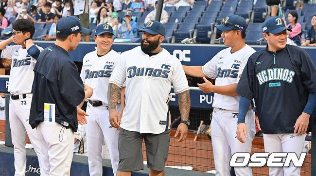 [OSEN=창원, 이석우 기자] 22일 창원NC파크에서 2025 신한 SOL 뱅크 KBO 리그 NC 다이노스와 롯데 자이언츠의 경기가 열렸다. 홈팀 NC는 신민혁이, 방문팀 롯데는 박세웅이 선발 출전했다. 전 NC 다이노스 테임즈가 코치들과 만나 인사를 하고 있다. 2025.08.22 / foto0307@osen.co.kr