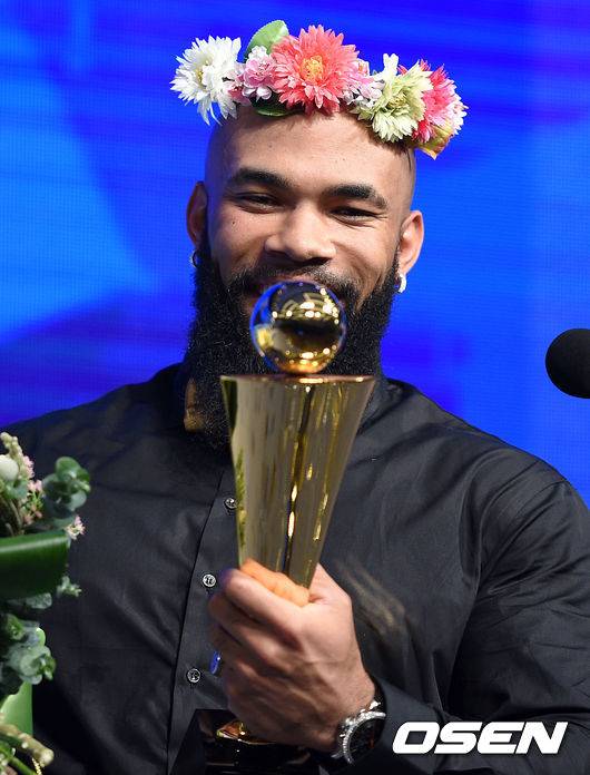 [OSEN=이대선 기자] 24일 오후 서울 서초구 The-K 호텔 컨벤션센터 그랜드볼룸에서 올 시즌 최고의 활약을 선보인 MVP와 신인상을 선정하는 2015 타이어뱅크 KBO 시상식이 열렸다.KBO MVP를 수상한 NC 테임즈가 트로피를 바라보고 있다.