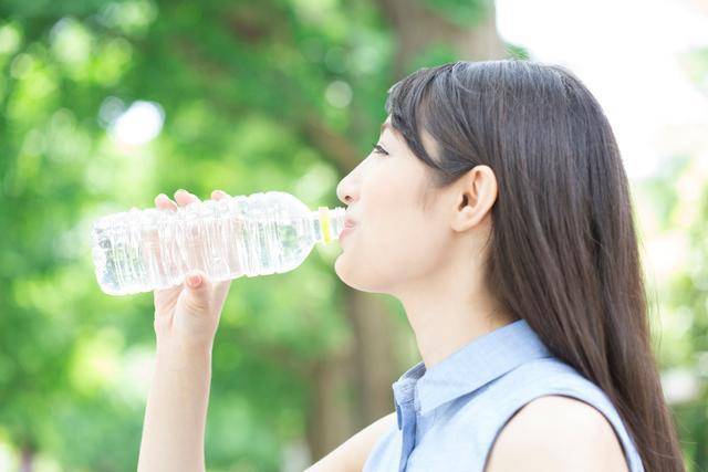 하루 2ℓ 이상 수분 섭취는 조절에도 긍정적인 영향을 줄 수 있다. 게티이미지