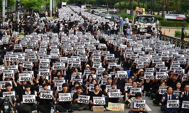 2023년 9월4일 서울 영등포구 국회의사당 앞에서 열린 서이초 교사 추모 집회에서 참가자들이 구호를 외치고 있다. 세계일보 자료 사진