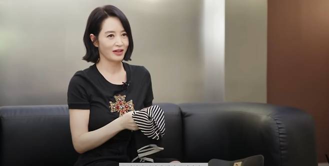 배우 김혜수가 늘상 착용해오던 '애착 두건'에 대한 이야기를 꺼냈다. 유튜브 채널 'VOGUE KOREA' 영상 캡처